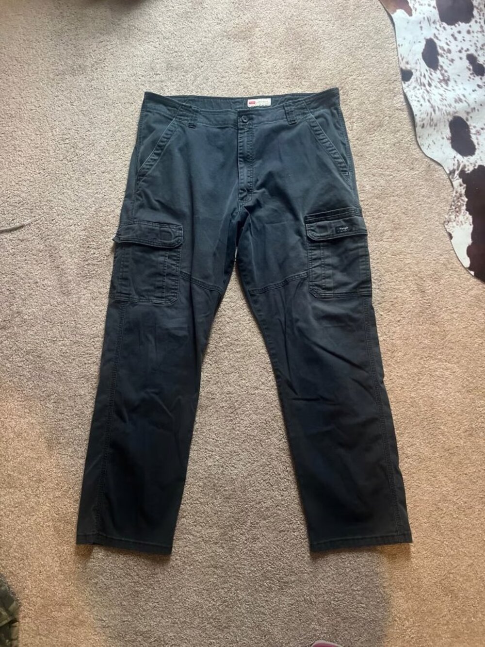 Wrangler Men’s Relaxed Fit Black Cargo Pants Size 38x32